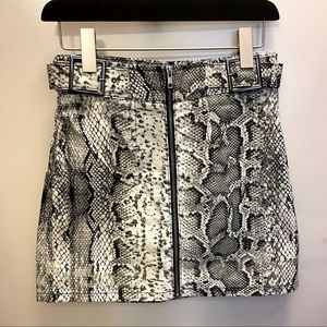 Snake print miniskirt. Topshop. Size 4